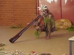 Aborígen australiano tocando el didgeridoo